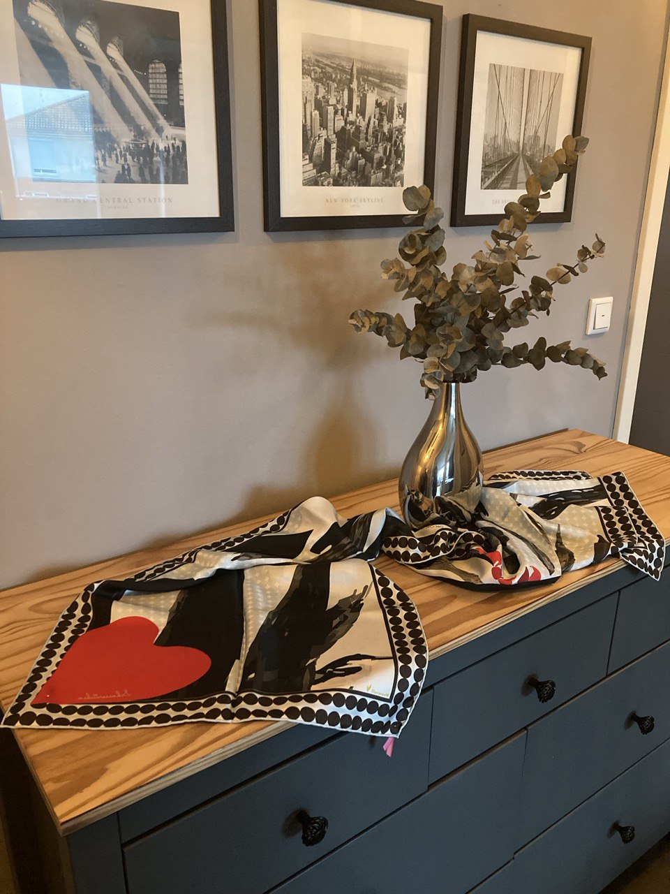 Foulard Schal SCHNEEWITTCHEN, 145x45cm, Seidentwill 18m/m, handrollierter Saum, Perle am Rand