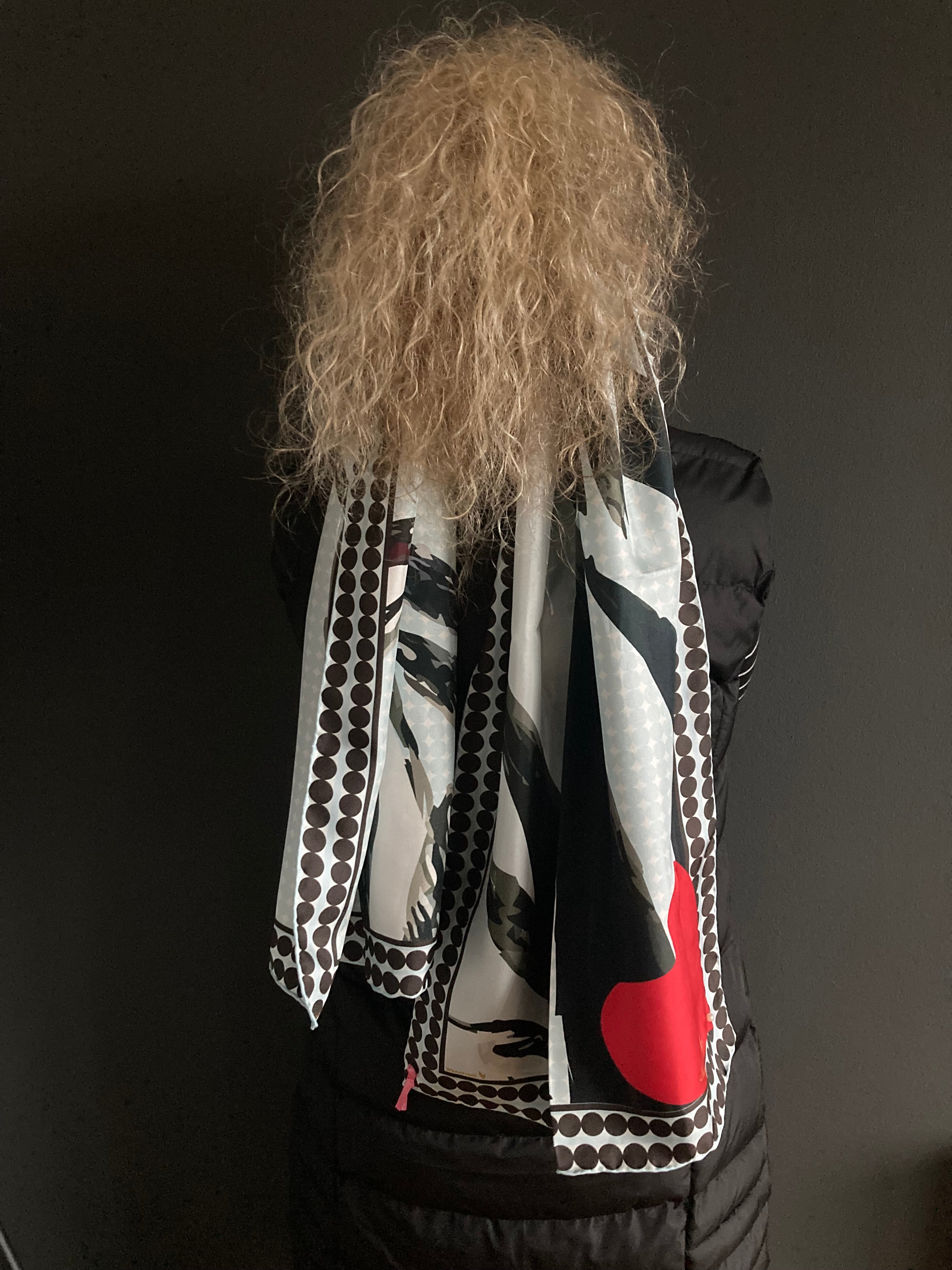 Foulard Schal SCHNEEWITTCHEN, 145x45cm, Seidentwill 18m/m, handrollierter Saum, Perle am Rand