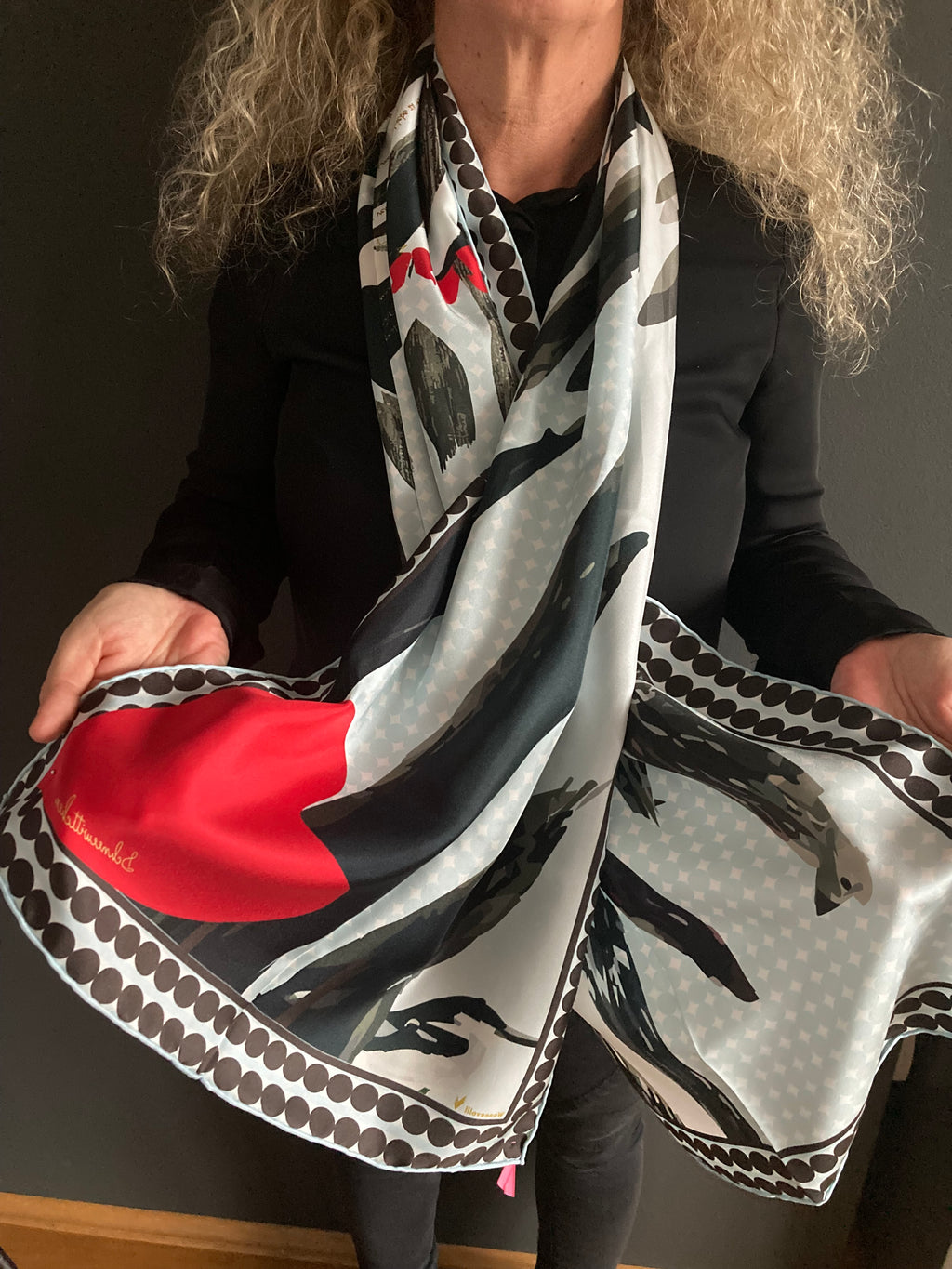 Foulard Schal SCHNEEWITTCHEN, 145x45cm, Seidentwill 18m/m, handrollierter Saum, Perle am Rand