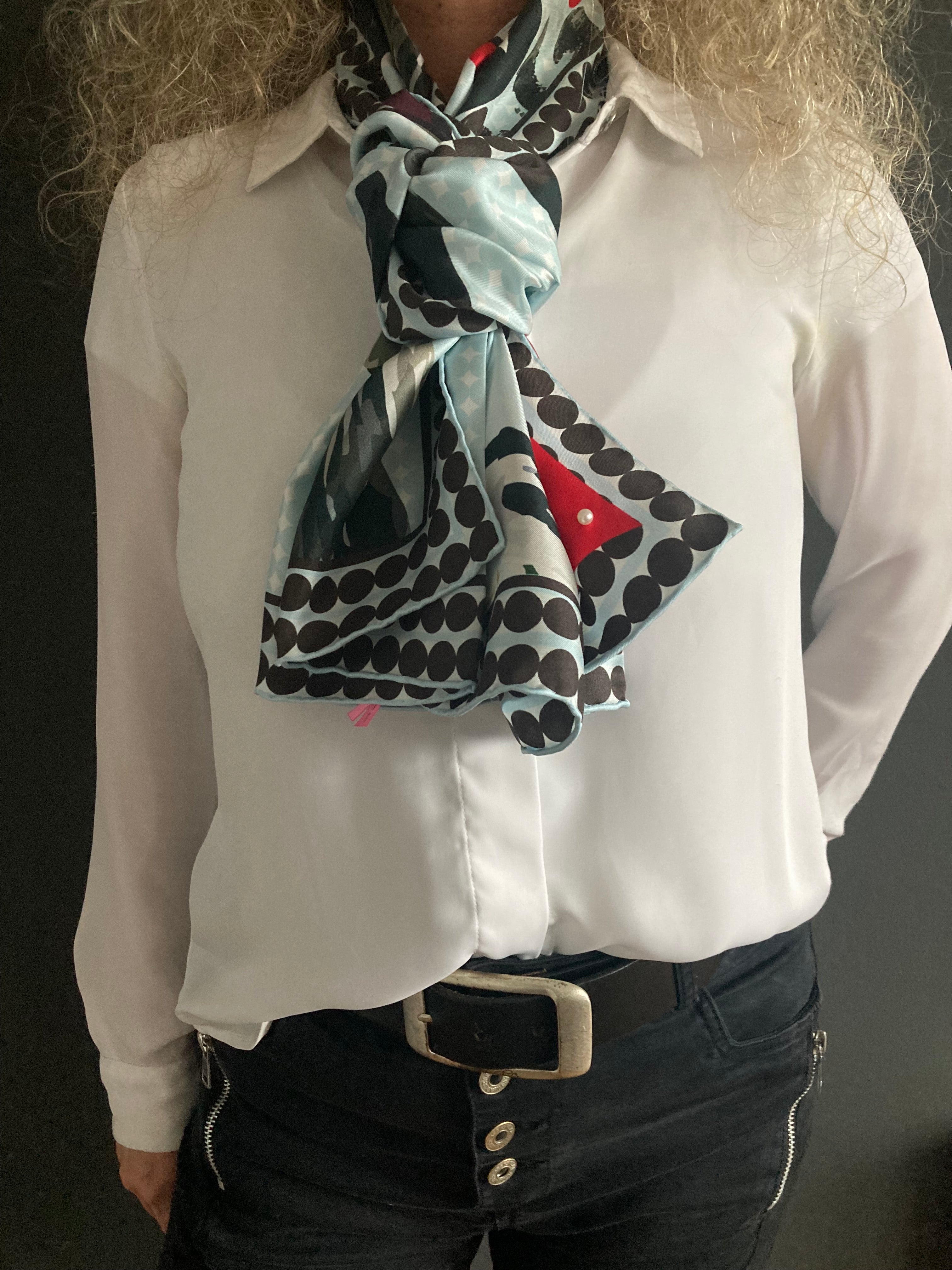 Foulard Schal SCHNEEWITTCHEN, 145x45cm, Seidentwill 18m/m, handrollierter Saum, Perle am Rand