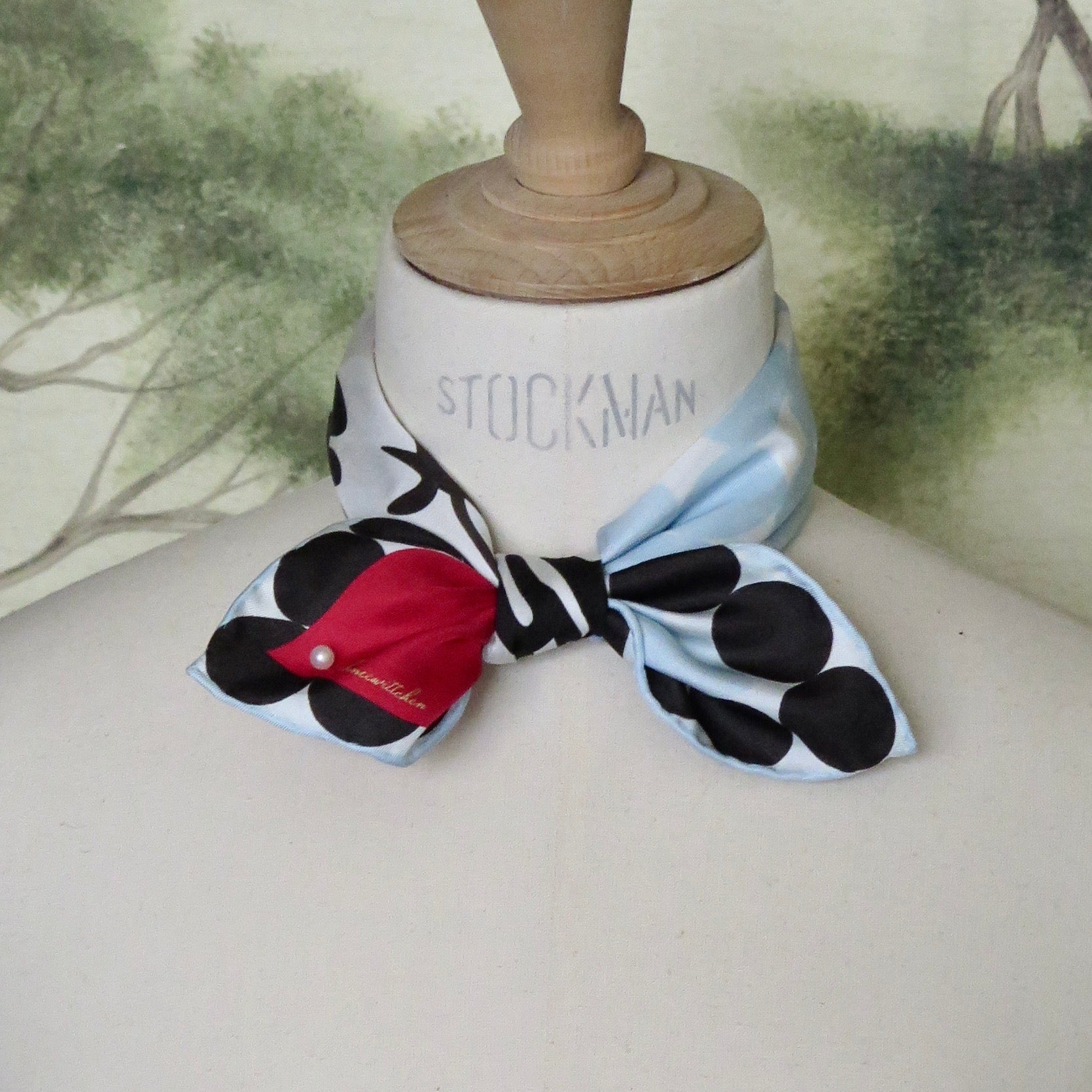 Carree Mini SCHNEEWITTCHEN, 45x45cm, Seidentwill 18m/m, handrollierter Saum, Perle am Rand